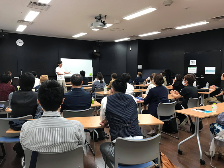 沖縄で開催した、人生がより良くなるためのセミナーの様子